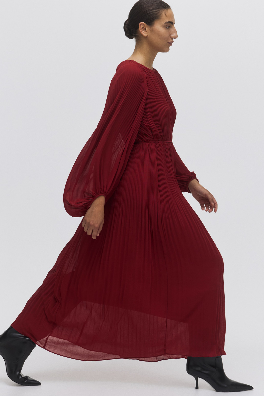 Deep Red Pleated Chiffon Dress with Voluminous Sleeves Deep Red Pleated Chiffon Dress with Voluminous Sleeves — Red Prom Dresses 2027