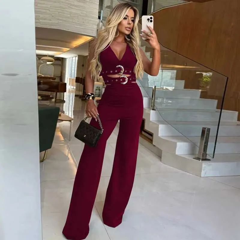 Maroon Two-Piece Set with Buckle Details for a Stylish Birthday Maroon Two-Piece Set with Buckle Details for a Stylish Birthday — Birthday Outfits 2027