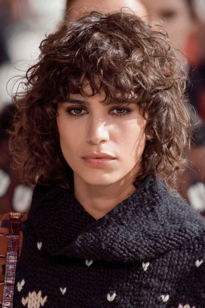 Shoulder Lived-In Shag With Choppy Bangs Shoulder Lived-In Shag With Choppy Bangs — Wavy Haircuts 2027