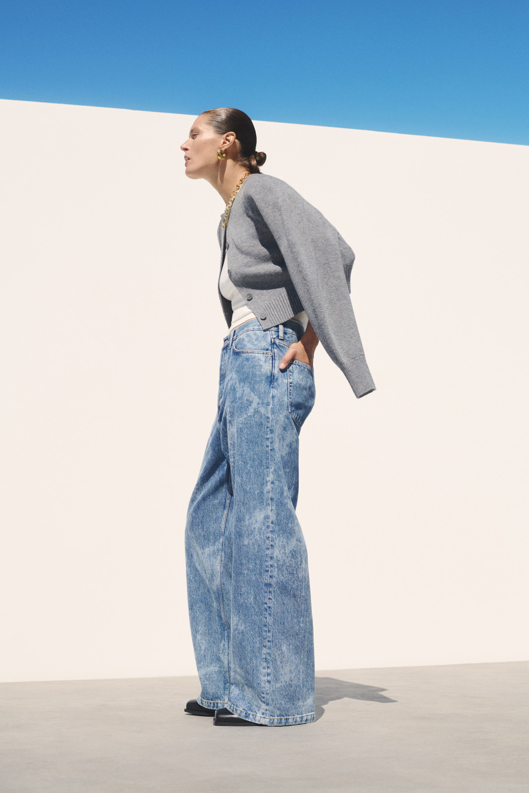 Grey Knit Cardigan with Extremely Wide-Leg Jeans Grey Knit Cardigan with Extremely Wide-Leg Jeans — Fall Capsule Wardrobe 2026