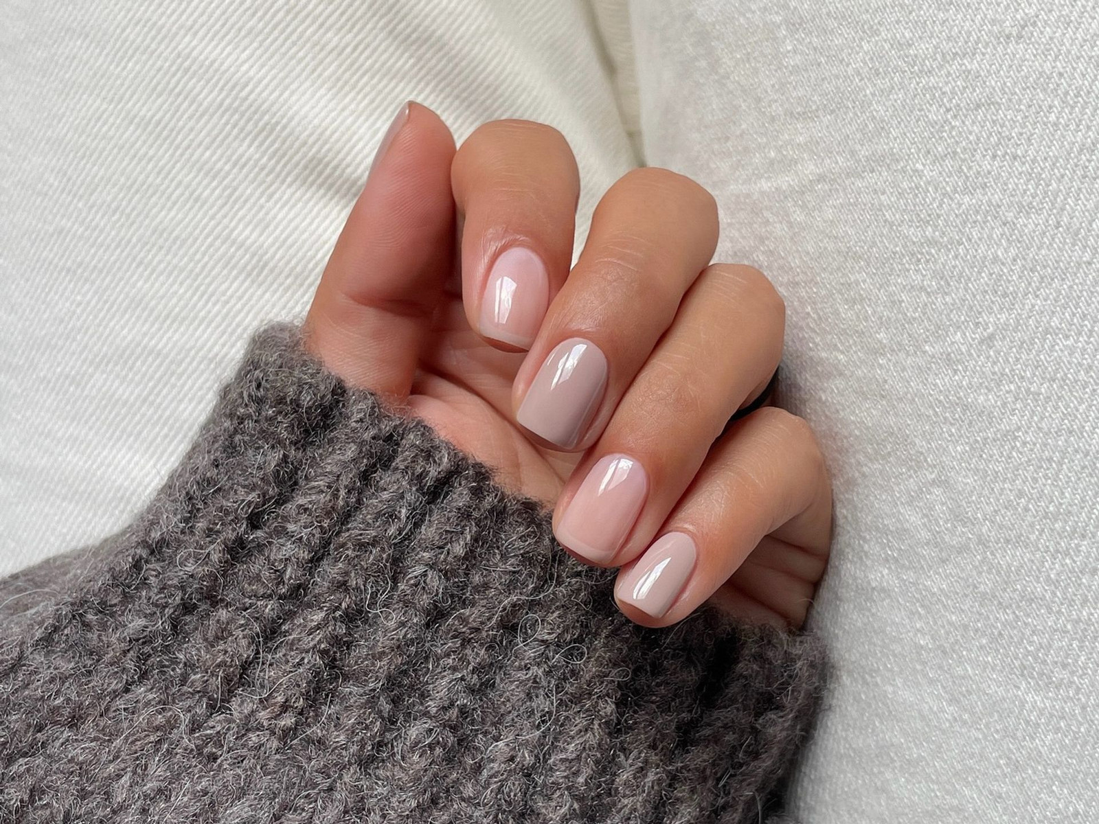 12 formas de llevar la manicura 'beige': el color elegante que se reinventa este invierno