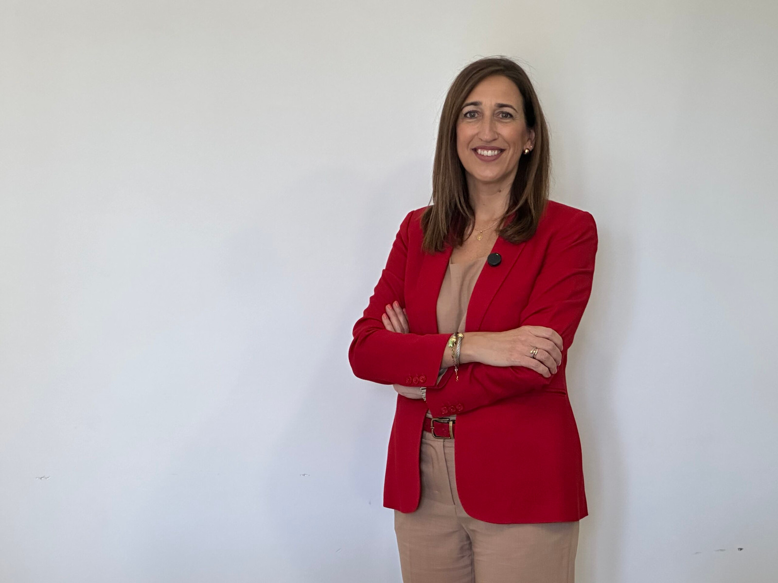 Bold Red Blazer with Beige Trousers for Confident Networking Bold Red Blazer with Beige Trousers for Confident Networking — Networking Outfits 2027