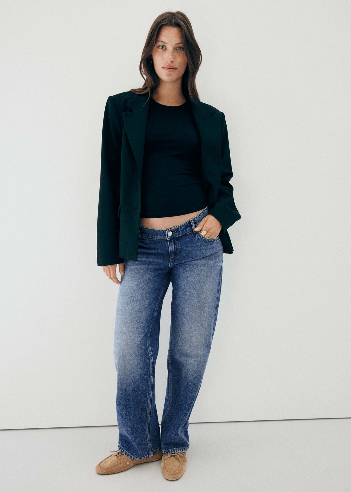 Casual Maternity Chic: Oversized Blazer with Denim and Crew Neck Casual Maternity Chic: Oversized Blazer with Denim and Crew Neck — Maternity Outfits 2027