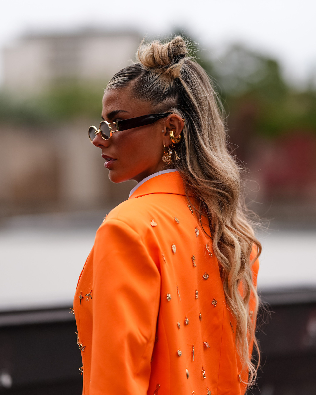 Messy Top Knot With Loose Waves Messy Top Knot With Loose Waves — Quick Hairstyles 2027