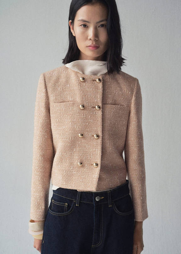 Casual Chic: Oversized Blazer with Jeans and Ankle Boots Casual Chic: Oversized Blazer with Jeans and Ankle Boots — Winter Family Photo Outfits 2027