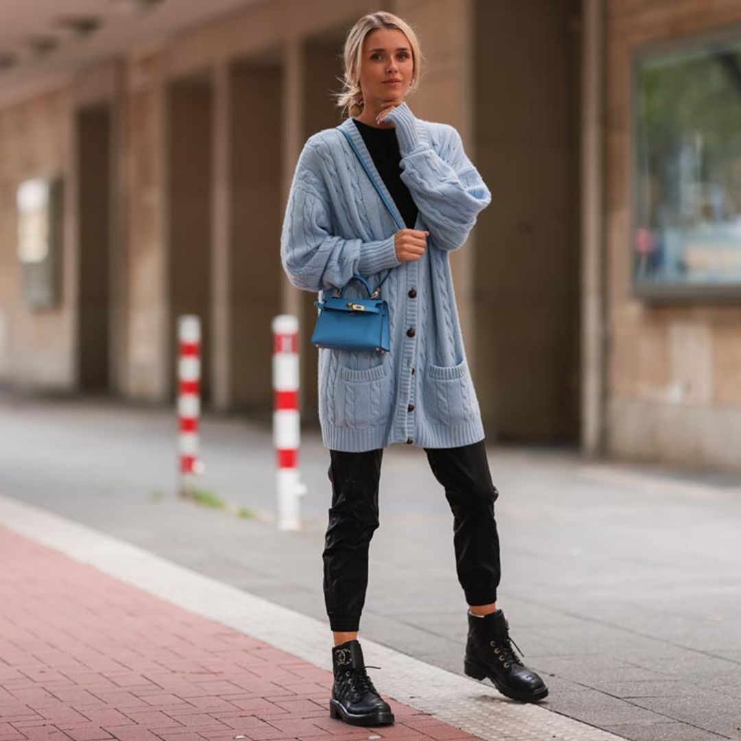 Comfortable Chic: Dr. Martens Boots with Joggers and a Knit Cardigan Comfortable Chic: Dr. Martens Boots with Joggers and a Knit Cardigan — Doc Martens Outfits 2027