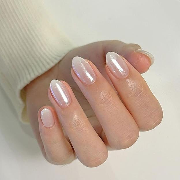 Opalescent White Chrome Medium Oval Nails Opalescent White Chrome Medium Oval Nails — Winter Nails 2027