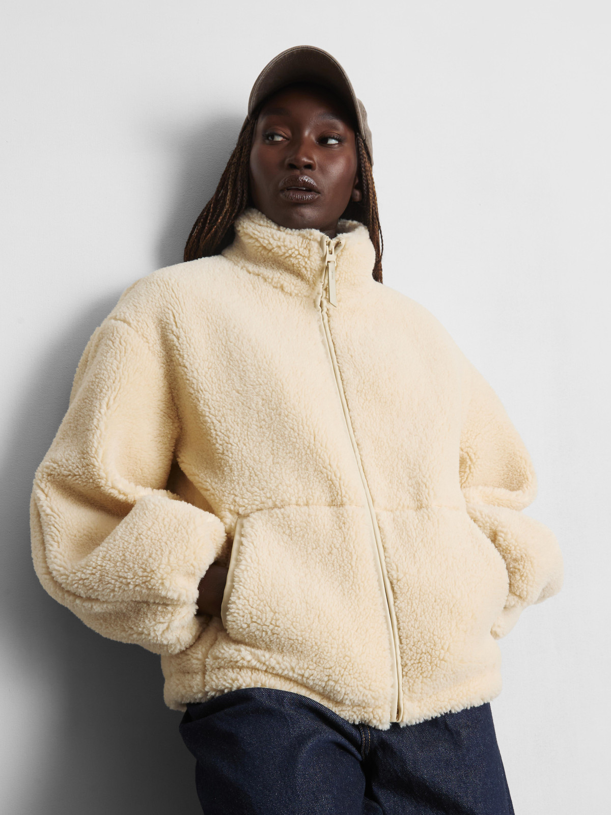 Casual Cream Fleece Jacket with Dark Wash Jeans Casual Cream Fleece Jacket with Dark Wash Jeans — Winter Cream Outfits 2027