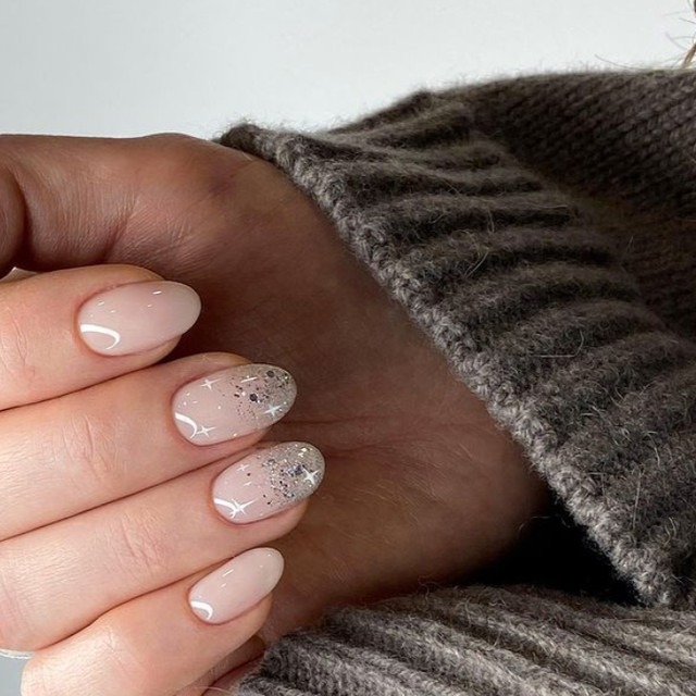 Festive Visual Idea Festive Visual Idea — Glitter Christmas Nails 2026