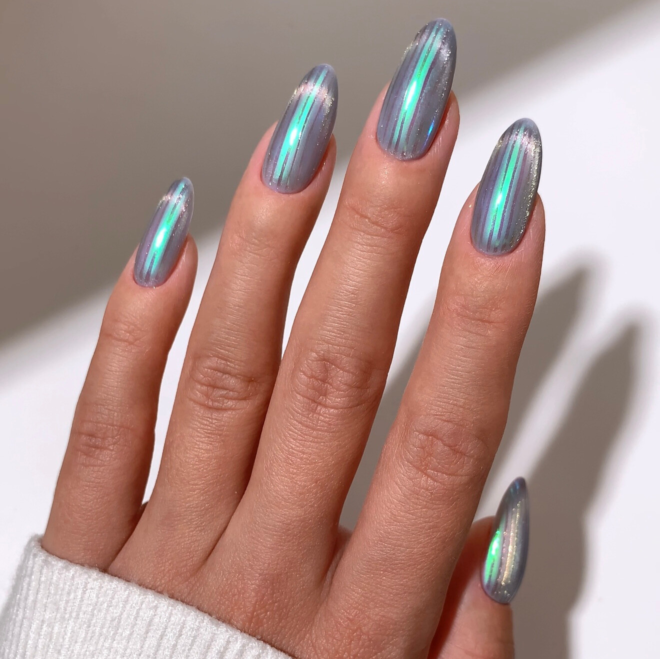 Iridescent Green and Blue Chrome Winter Nails Iridescent Green and Blue Chrome Winter Nails — Winter Gray Nails 2027
