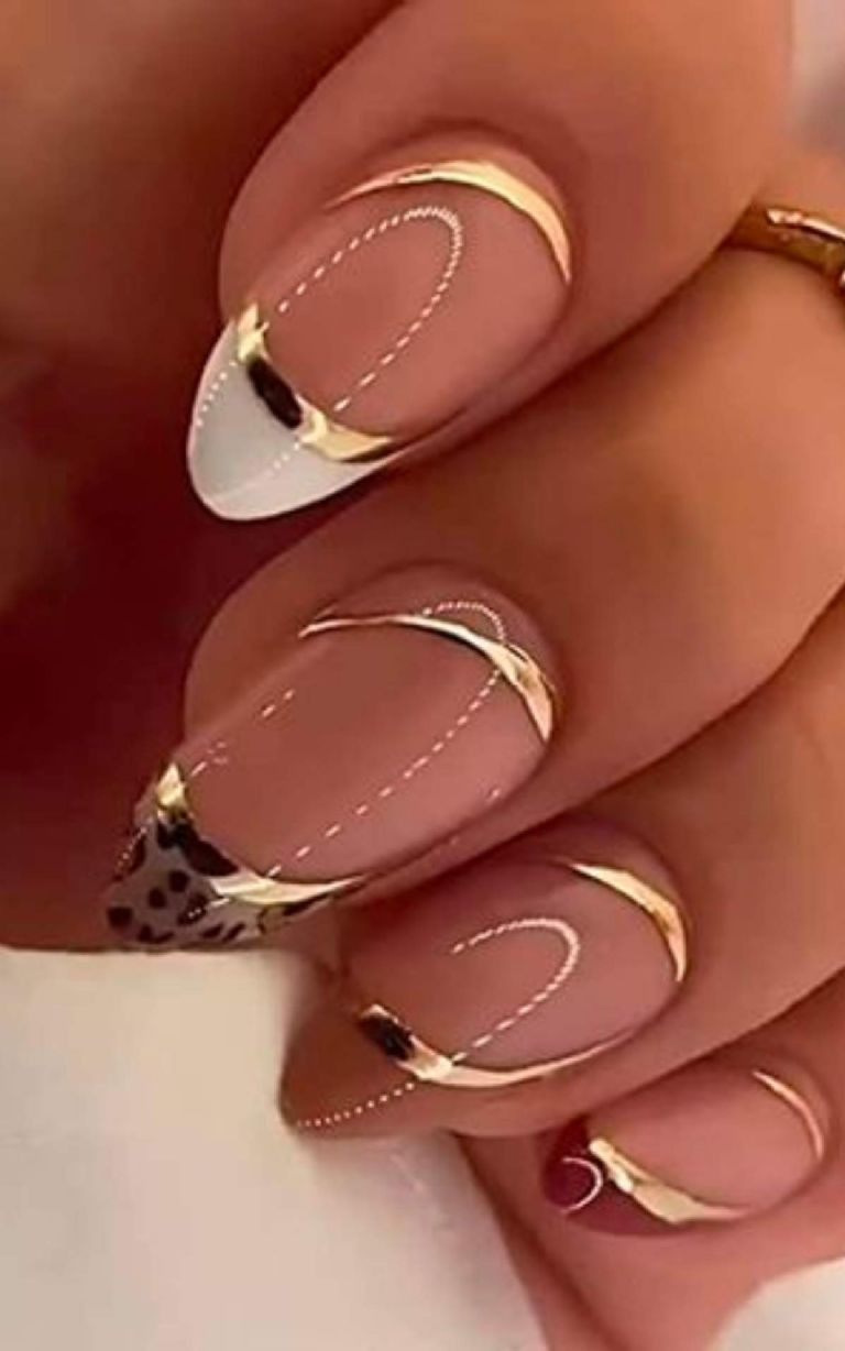 Nude Glossy Oval with Gold Accents Nude Glossy Oval with Gold Accents — Press On Nails 2027