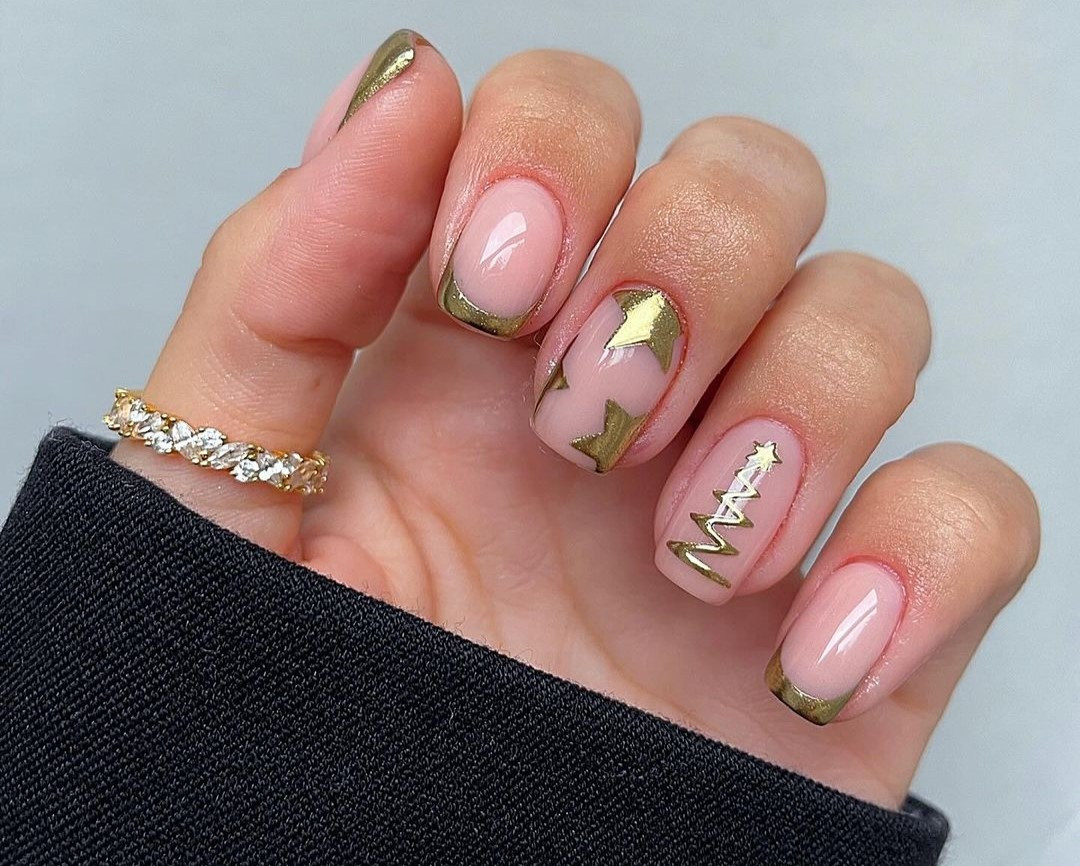 Elegant Gold Foil Christmas Tree Short Nails Elegant Gold Foil Christmas Tree Short Nails — Easy Christmas Nails 2026