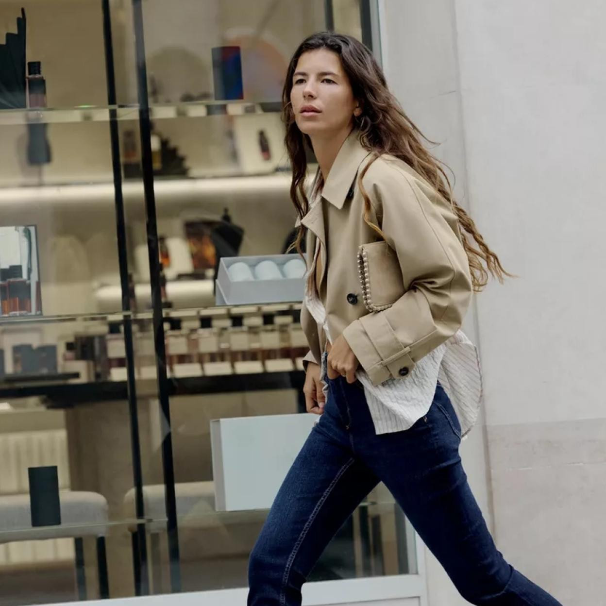 Minimalist Style: Beige Cropped Jacket and Sneakers Minimalist Style: Beige Cropped Jacket and Sneakers — Skinny Jeans Outfits 2027