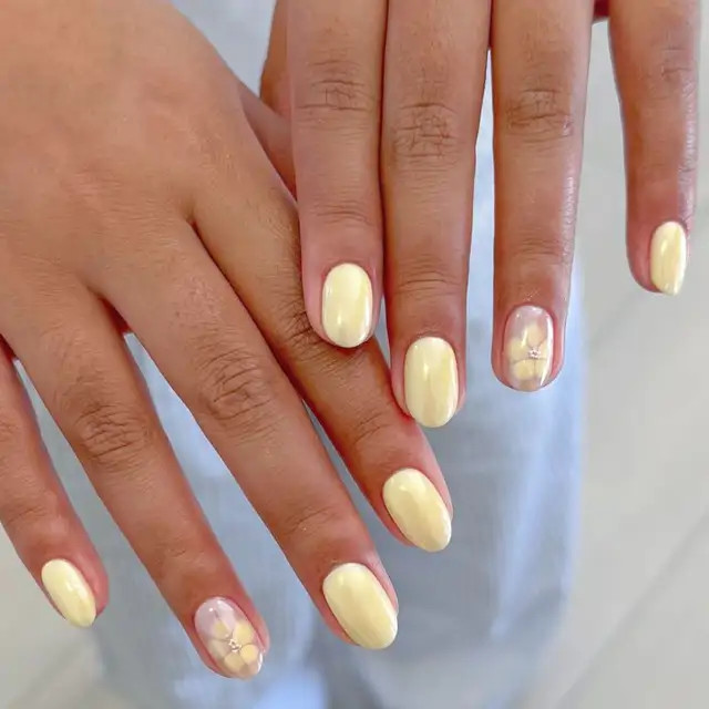 Pale Yellow Floral Embellished Round Nails Pale Yellow Floral Embellished Round Nails — Round Nails 2027