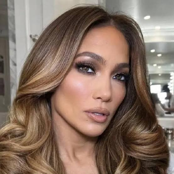 Collarbone Cut With Bright Face-Framing Caramel — Caramel Balayage 2027