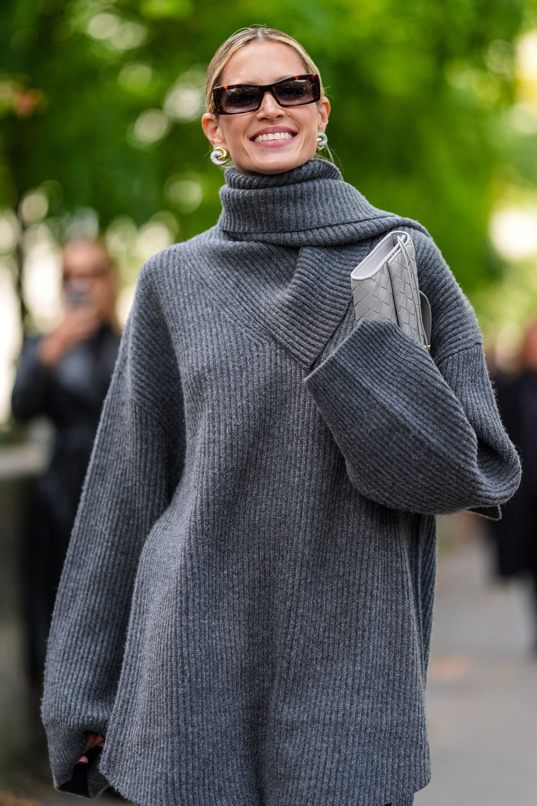 Oversized Grey Turtleneck Sweater for a Cozy Interview Look Oversized Grey Turtleneck Sweater for a Cozy Interview Look — Winter Interview Outfits 2027