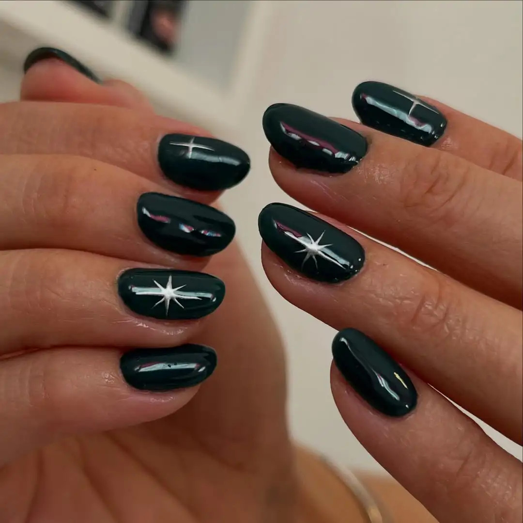 High Gloss Visual Idea High Gloss Visual Idea — Christmas Gel Nails 2026