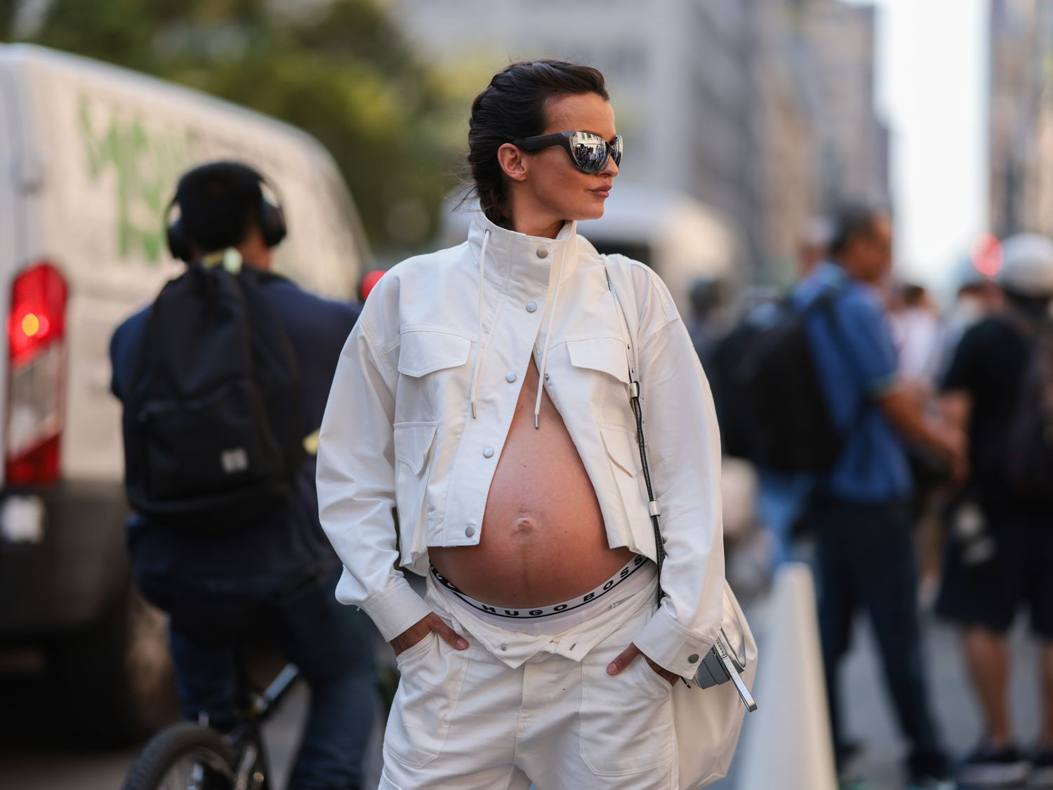Modern Maternity Street Style: Cropped Jacket and Low-Rise Pants Set Modern Maternity Street Style: Cropped Jacket and Low-Rise Pants Set — Maternity Outfits 2027