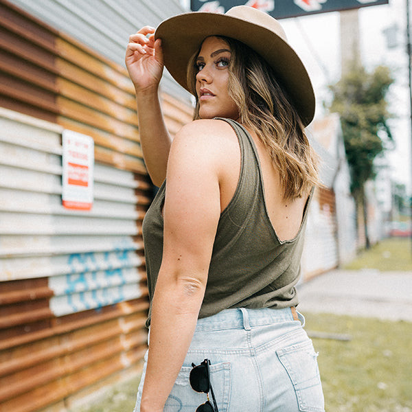 Relaxed Tank Top and Denim Shorts with a Wide-Brimmed Hat — Austin Outfits 2027