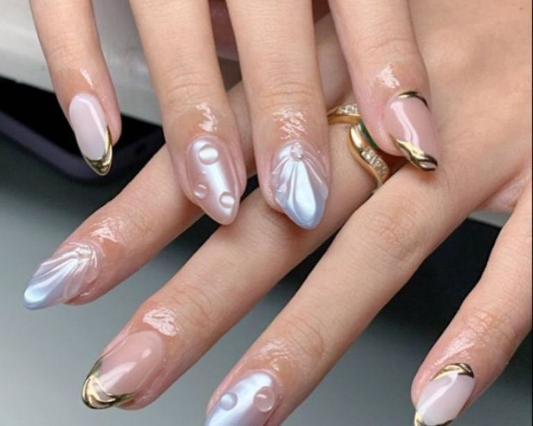 White & Dark Red Star Oval Nails White & Dark Red Star Oval Nails — Concert Nails 2027