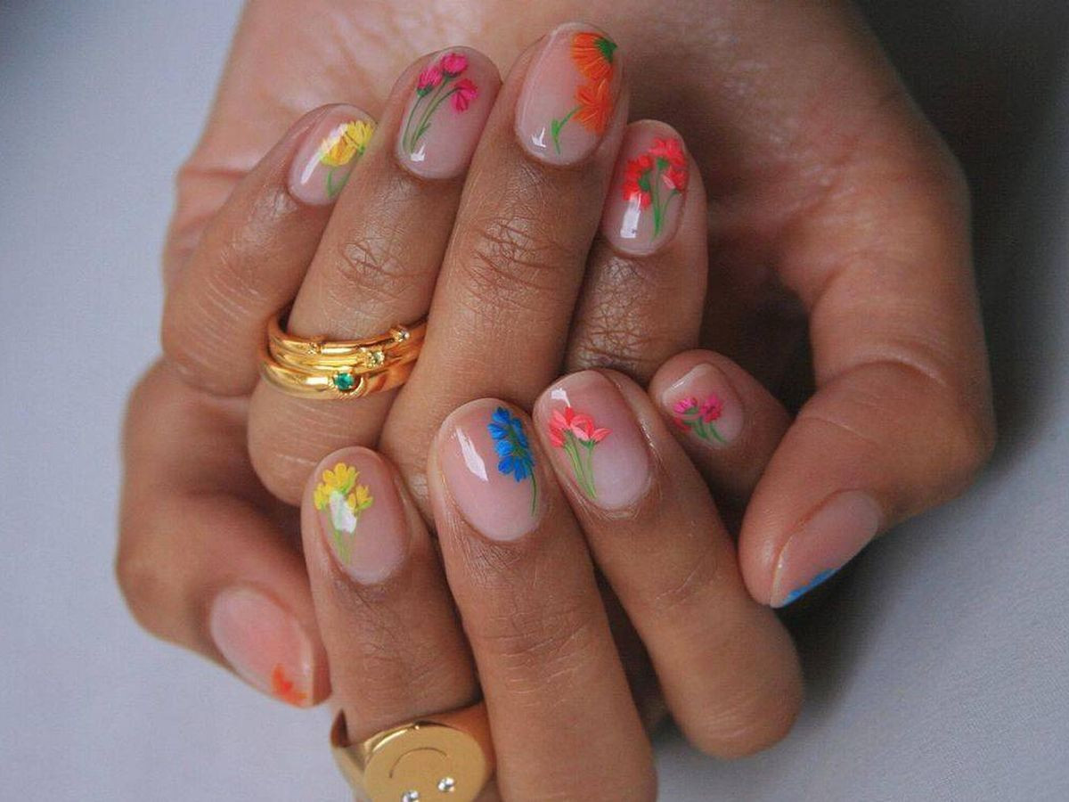 Sheer Pink Daisy Short Ovals Sheer Pink Daisy Short Ovals — Spring Press On Nails 2027