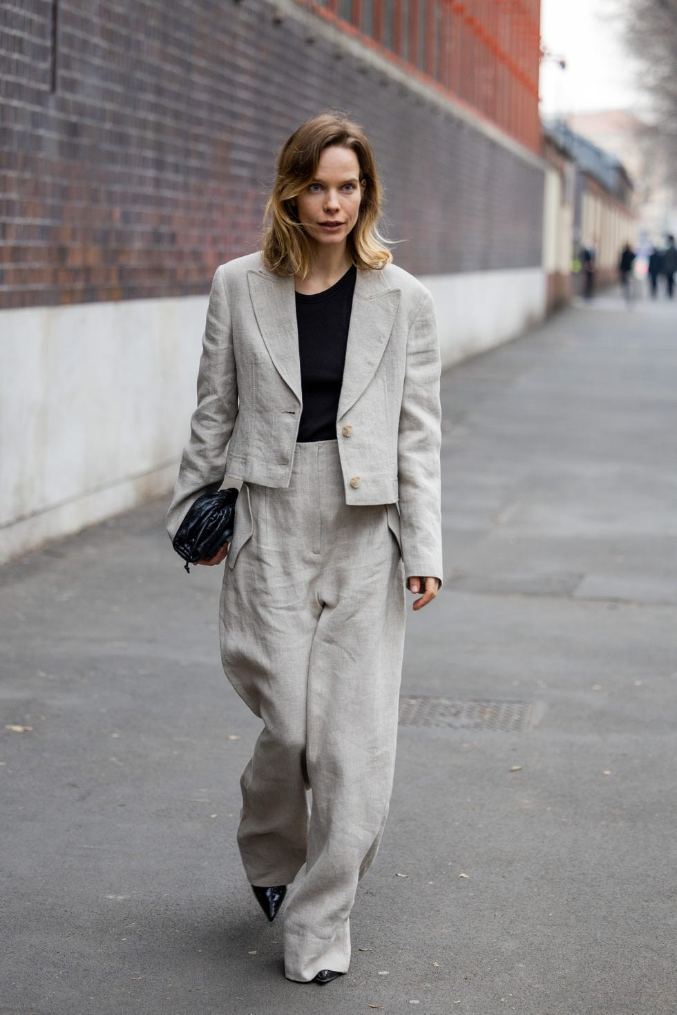 Relaxed Linen Suit with Cropped Blazer Relaxed Linen Suit with Cropped Blazer — London Outfits 2027