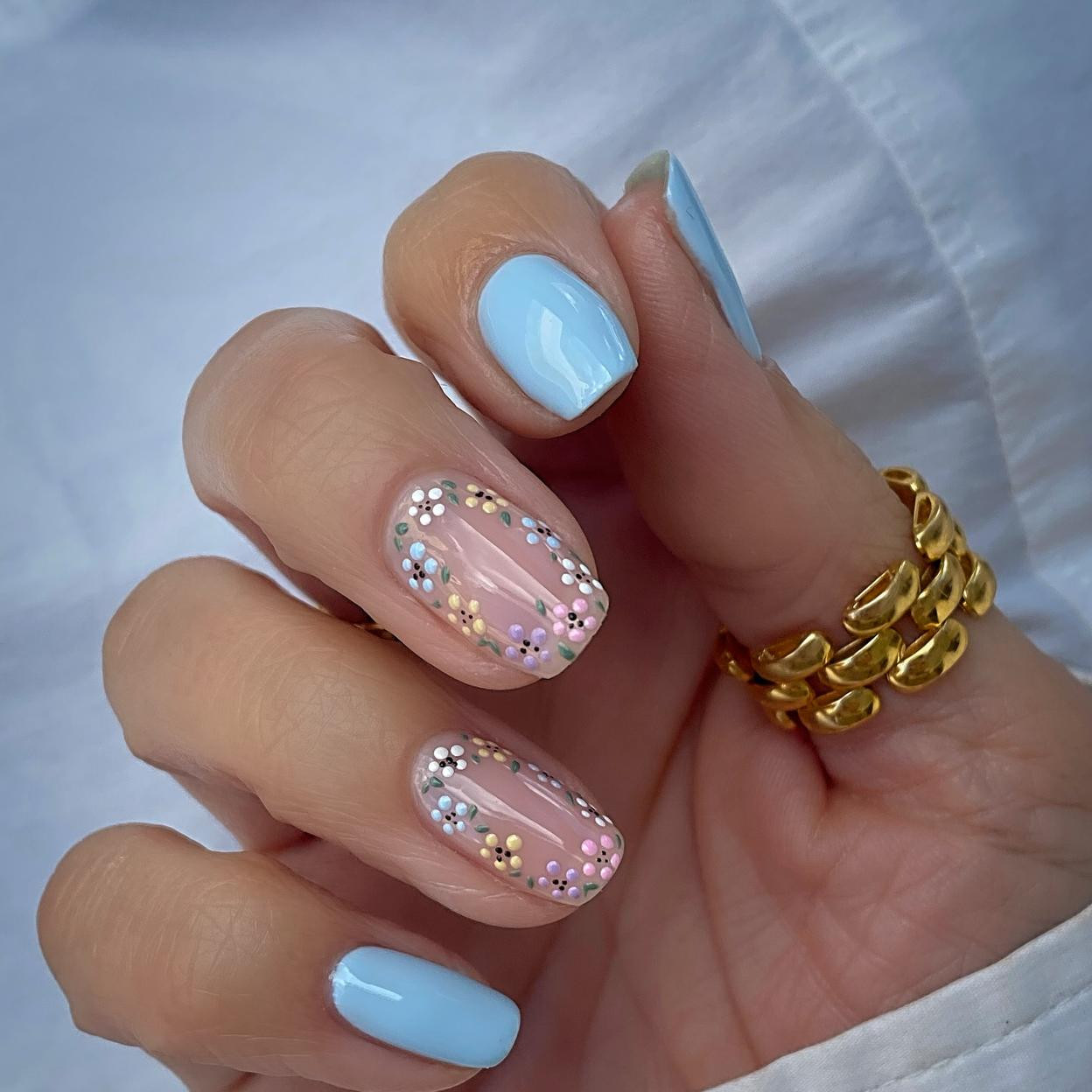Delicate Floral Motifs On Accent Nails Visual Idea Delicate Floral Motifs On Accent Nails Visual Idea — Pastel Nails 2027