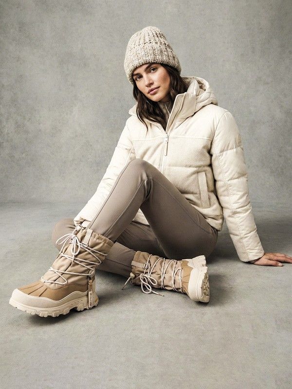 Cream Puffer Jacket with Beige Leggings and Turtleneck Cream Puffer Jacket with Beige Leggings and Turtleneck — Ski Outfits for Women 2027