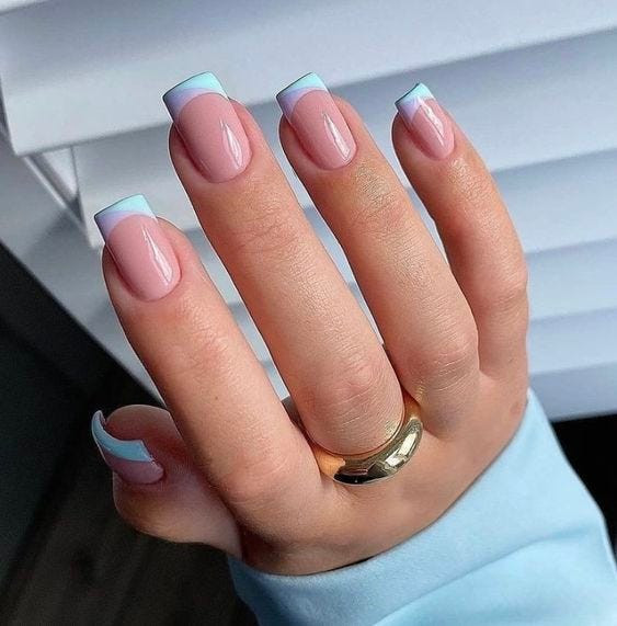 Small White Hearts On Accent Nails Visual Idea Small White Hearts On Accent Nails Visual Idea — Square Nails 2027