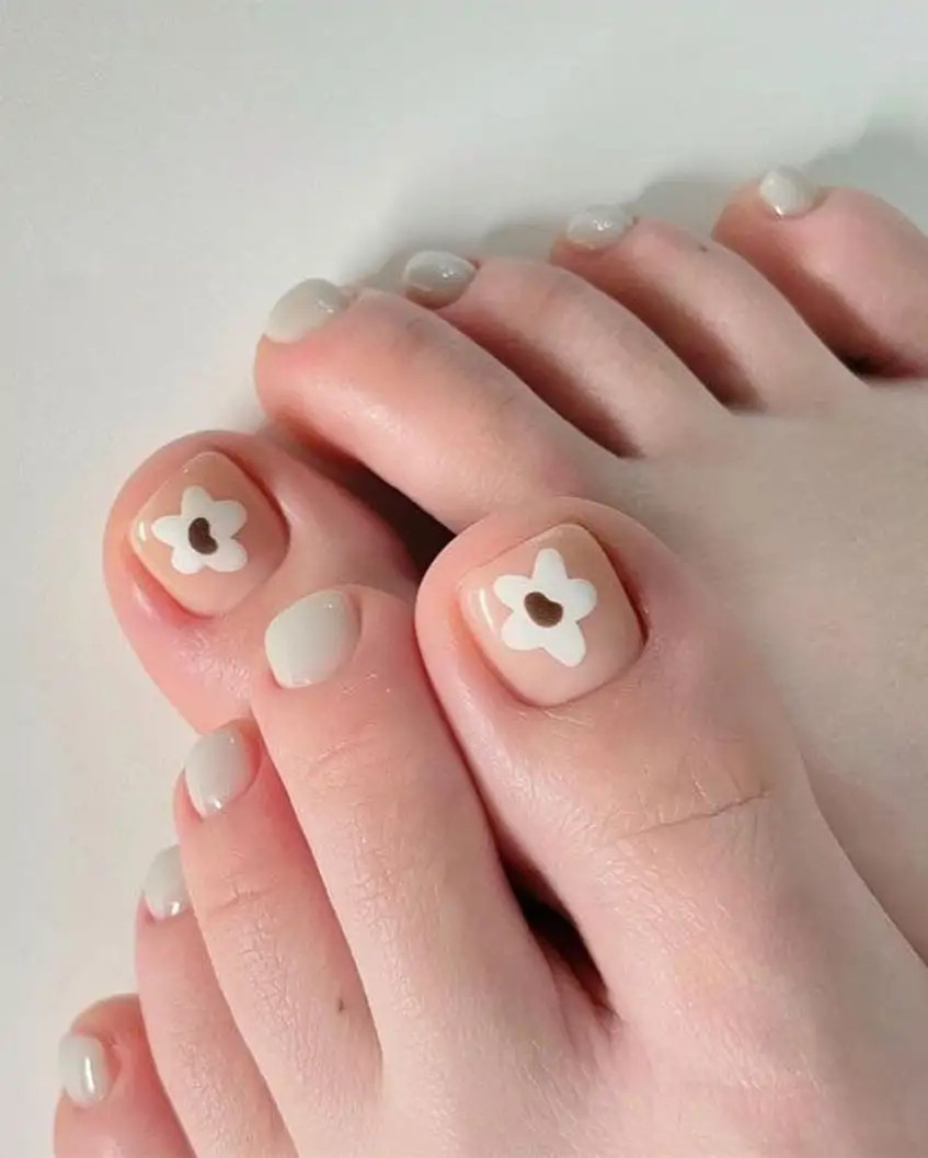 Beige with White Flower Art Toes Beige with White Flower Art Toes — Toe Nails 2027
