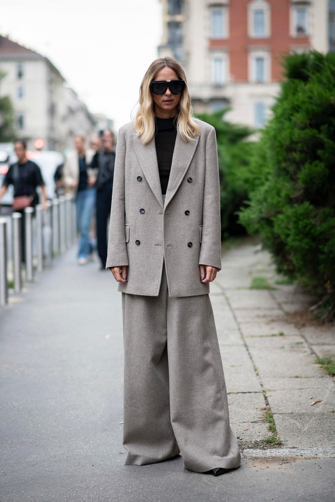 Casual Thanksgiving Wide-Leg Trousers with an Oversized Blazer for a Modern Look Casual Thanksgiving Wide-Leg Trousers with an Oversized Blazer for a Modern Look — Casual Thanksgiving Outfits 2026