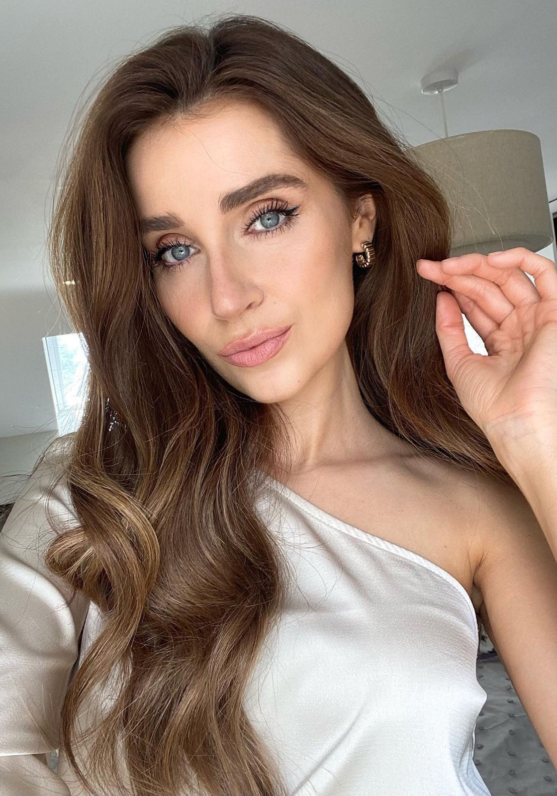 Smooth Shoulder-Length Blowout With Side-Swept Bangs Smooth Shoulder-Length Blowout With Side-Swept Bangs — Blowout Hairstyles 2027