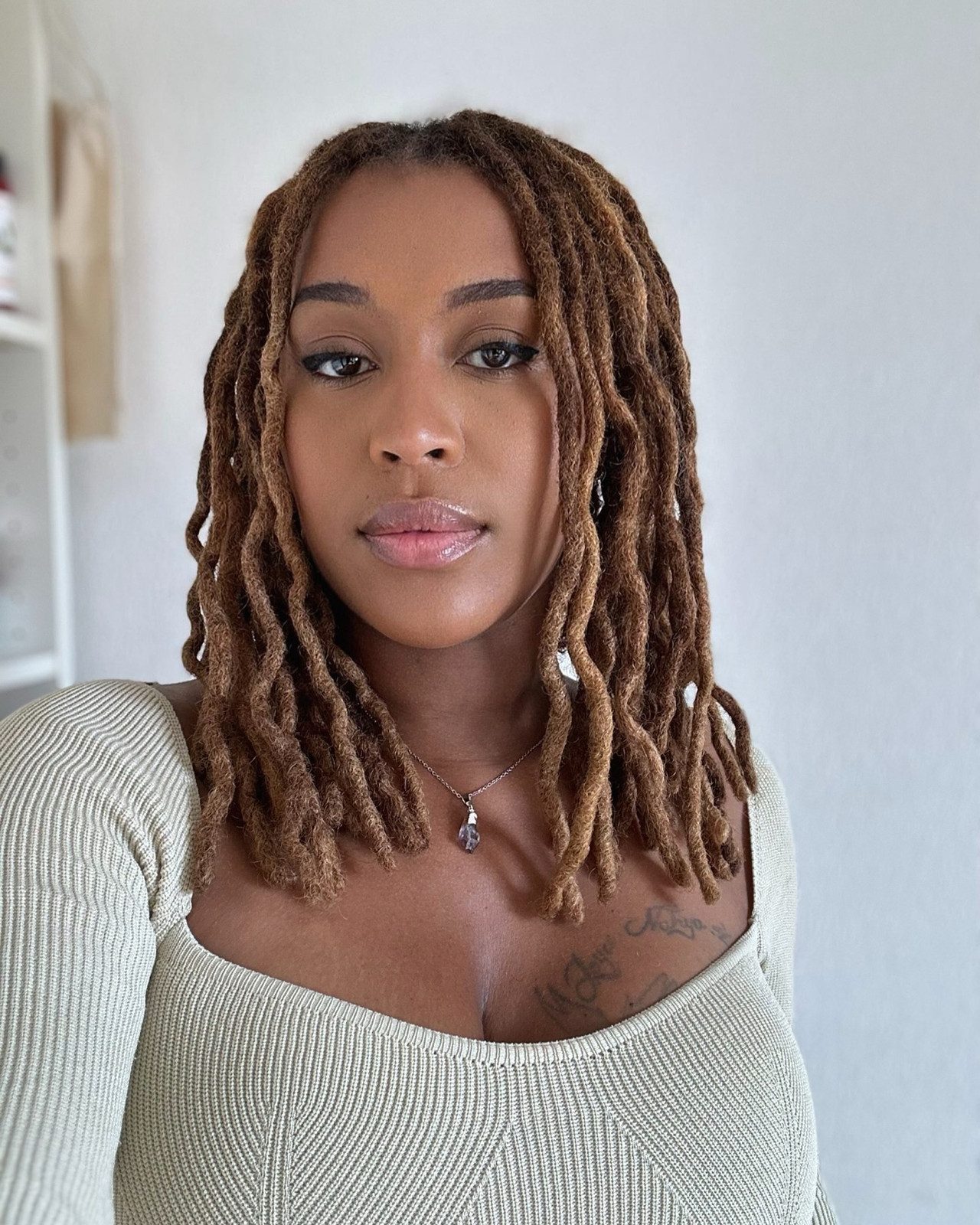 Side Parted Wavy Honey Blonde Locs Side Parted Wavy Honey Blonde Locs — Honey Blonde Locs 2027