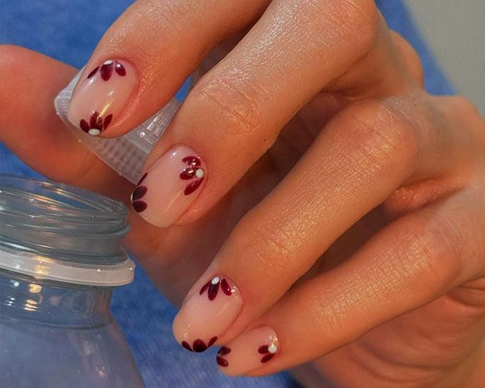 Visual Idea — The Glossy Finish Reflects Soft Light Visual Idea — The Glossy Finish Reflects Soft Light — Winter Round Nails 2027