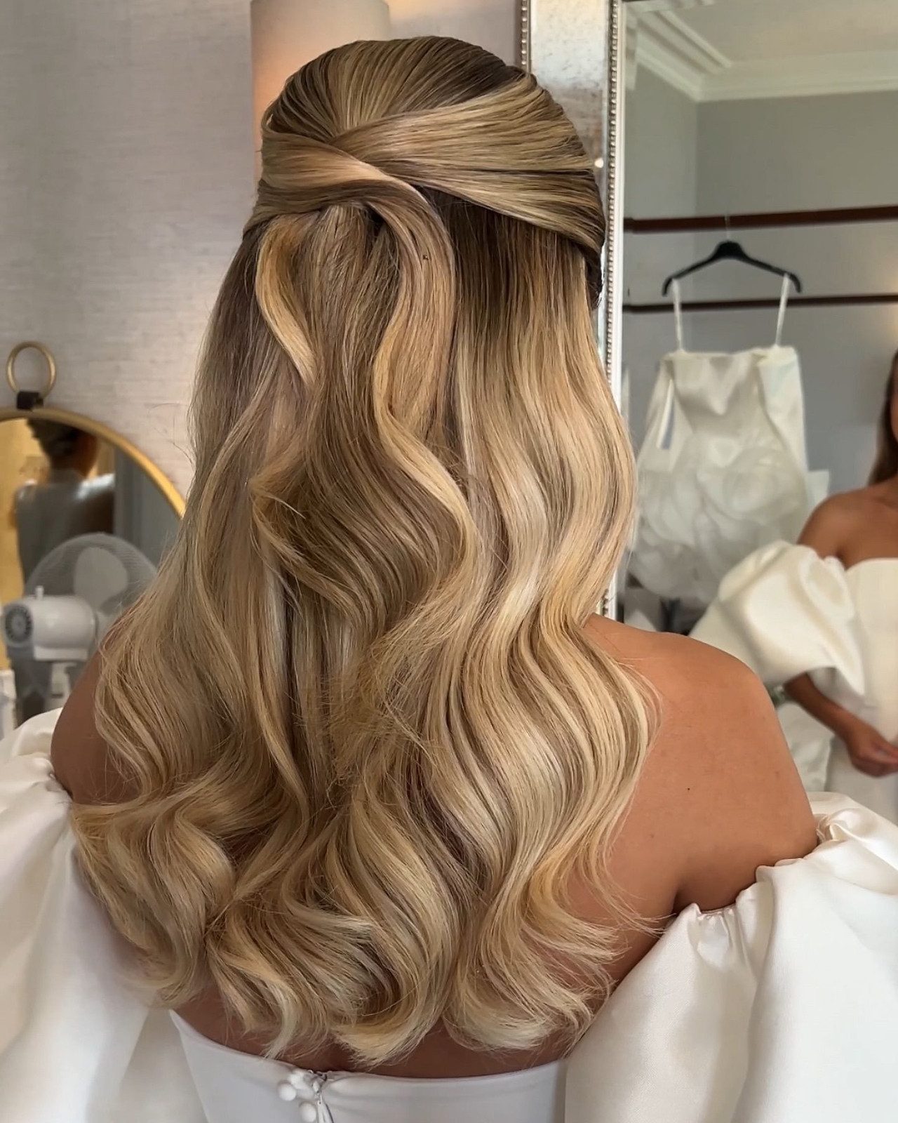 Mid-Back Visual Idea Mid-Back Visual Idea — Date Night Hairstyles 2027