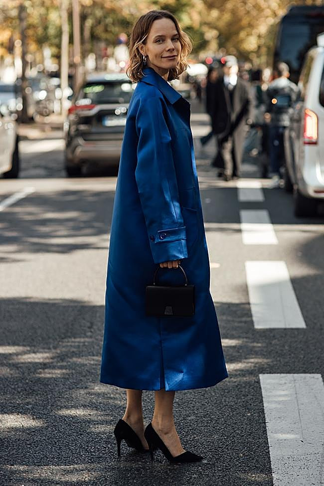 Black Pointed-Toe Heels Oversized Cobalt Blue Trench Coat for Chic Street Style Black Pointed-Toe Heels Oversized Cobalt Blue Trench Coat for Chic Street Style — Cobalt Blue Outfits 2027