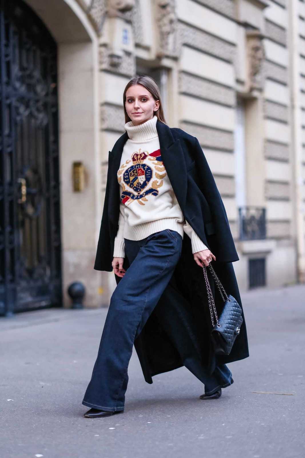 Long Black Coat Over Sweater with Wide-Leg Jeans Long Black Coat Over Sweater with Wide-Leg Jeans — Presentation Outfits 2027
