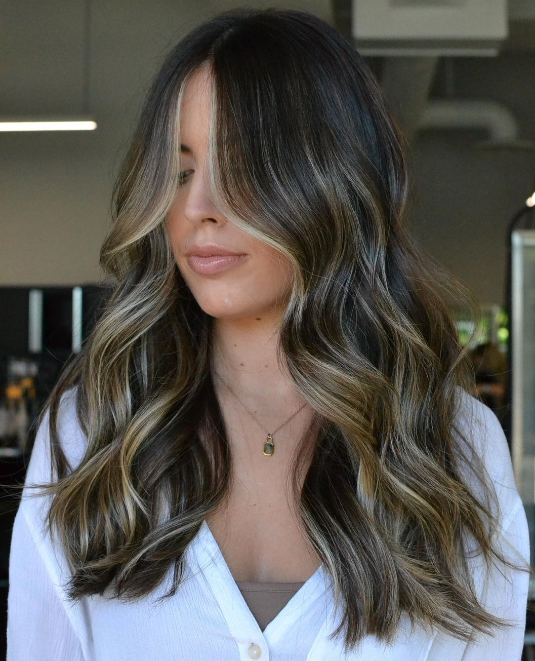 Layers Collarbone Waves With Blonde Balayage Layers Collarbone Waves With Blonde Balayage — Dark Blonde Hair 2027