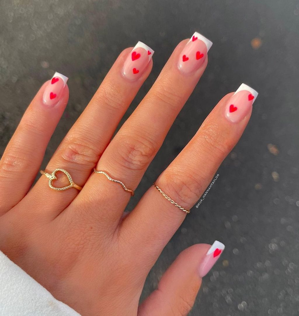 One Hand Medium Shot Visual Idea One Hand Medium Shot Visual Idea — Pink Valentines Nails 2027