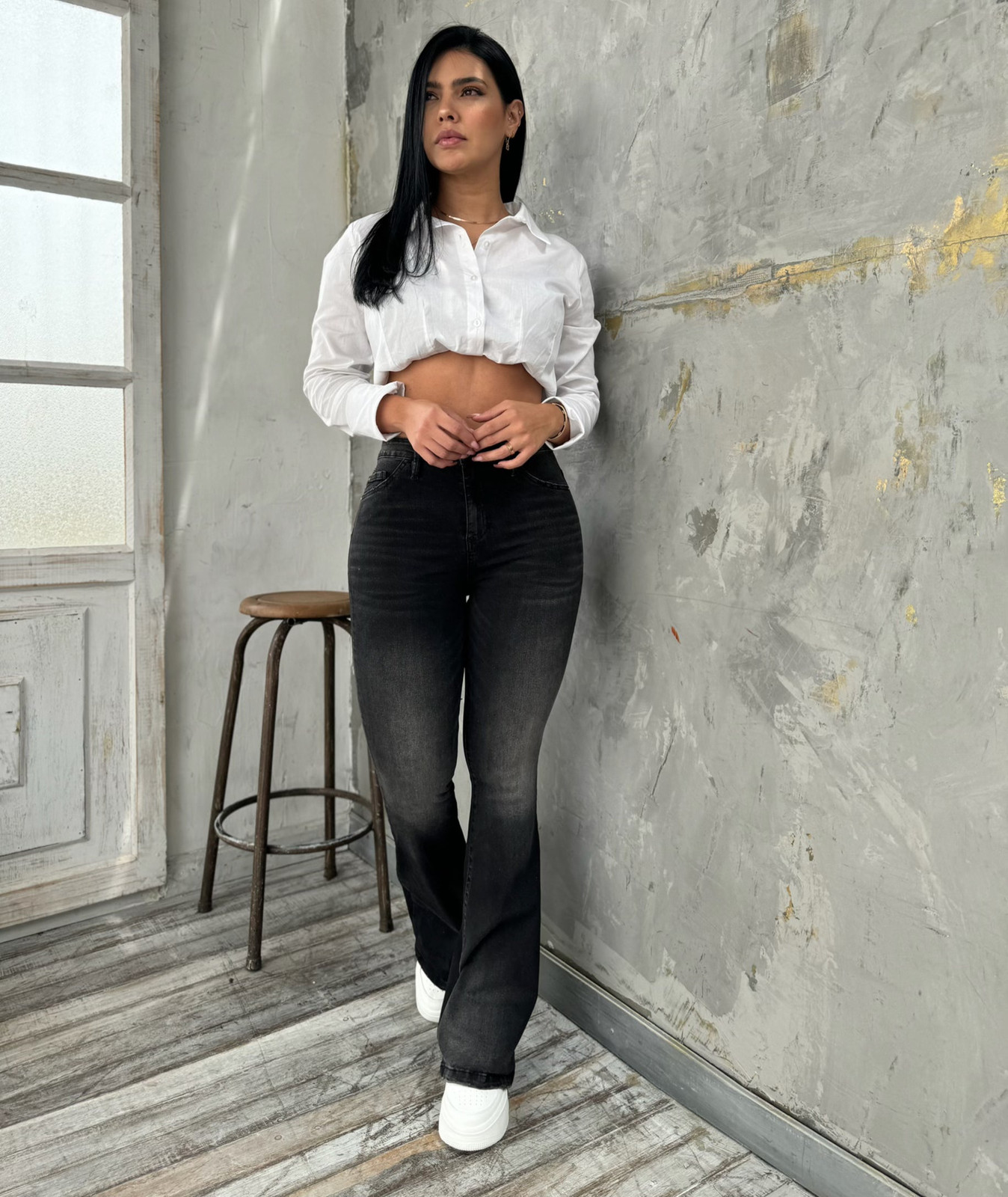 Denim Flair: Black Flare Jeans with Cropped Shirt and White Sneakers Denim Flair: Black Flare Jeans with Cropped Shirt and White Sneakers — Flare Leggings Outfits 2027