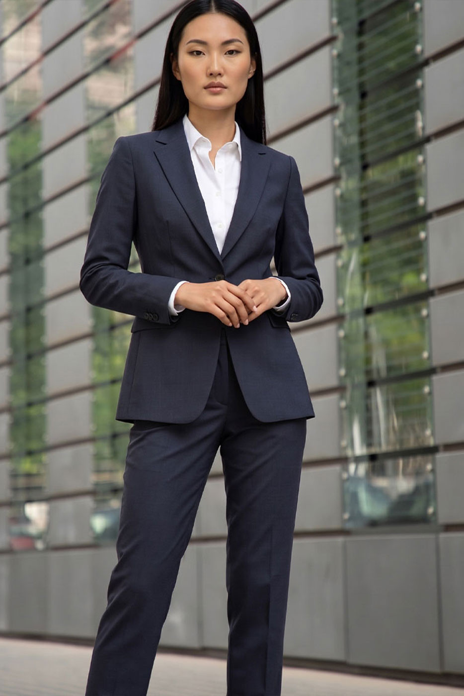 Sharp Navy Suit and White Shirt: Classic Networking Professionalism Sharp Navy Suit and White Shirt: Classic Networking Professionalism — Networking Outfits 2027