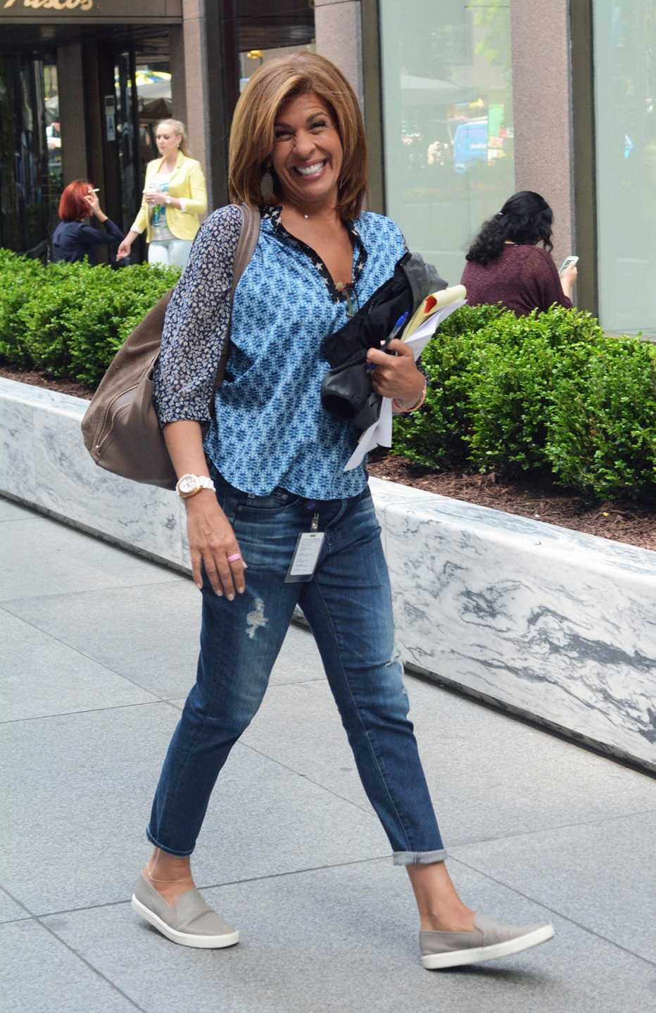Ripped Details and Casual Layers with Sneakers Ripped Details and Casual Layers with Sneakers — Skinny Jeans Outfits 2027