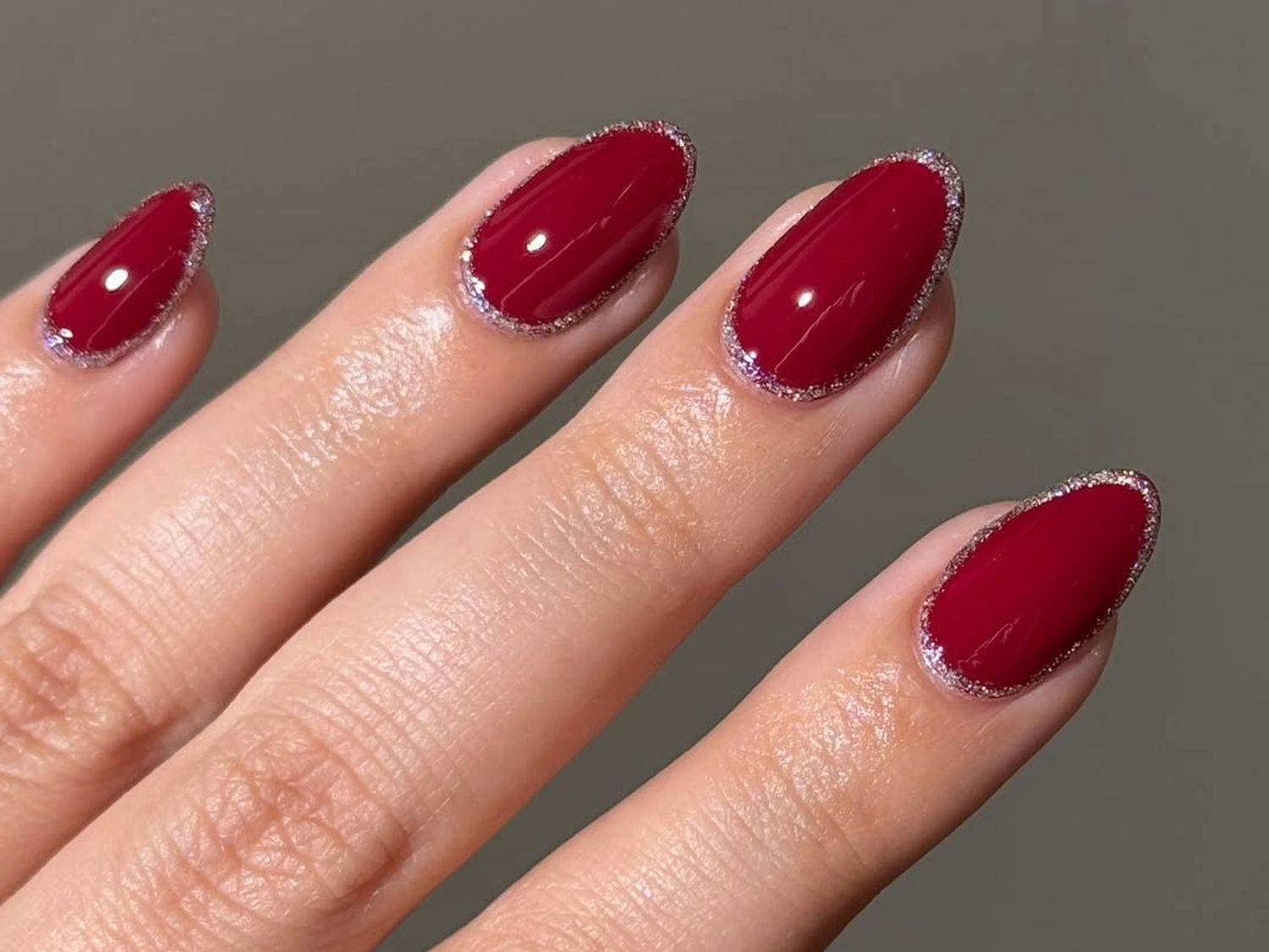 Silver Glitter Outline Red Oval Nails Silver Glitter Outline Red Oval Nails — Winter Red Nails 2027