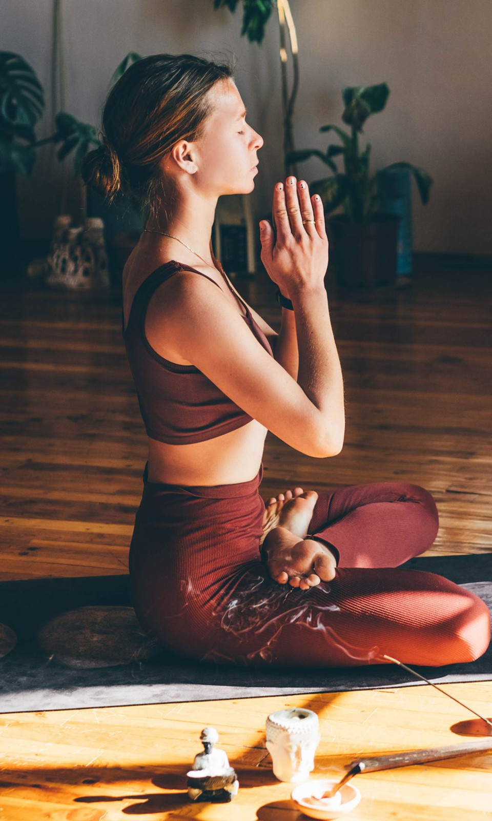 Las 3 posturas de yoga que hago cada noche para dormir mejor