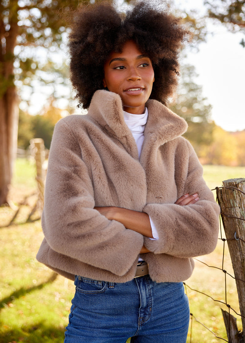 Casual Beige Cropped Faux Fur Jacket with Turtleneck and Jeans Casual Beige Cropped Faux Fur Jacket with Turtleneck and Jeans — Faux Fur Outfits 2027