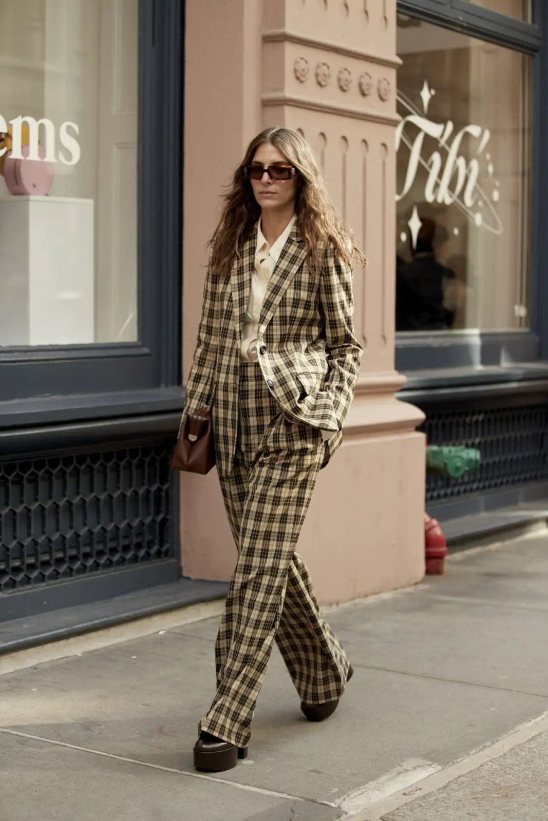 Business Casual Elegance: Wide-Leg Plaid Trousers and Oversized Blazer Business Casual Elegance: Wide-Leg Plaid Trousers and Oversized Blazer — Plaid Outfits 2027