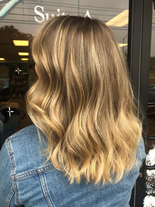 Loose Waves Visual Idea — Beige Blonde Hair 2027