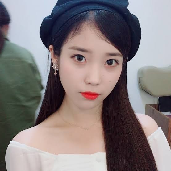 Minimalist Chic: Black Beret with Off-the-Shoulder Top Minimalist Chic: Black Beret with Off-the-Shoulder Top — Beret Outfits 2027
