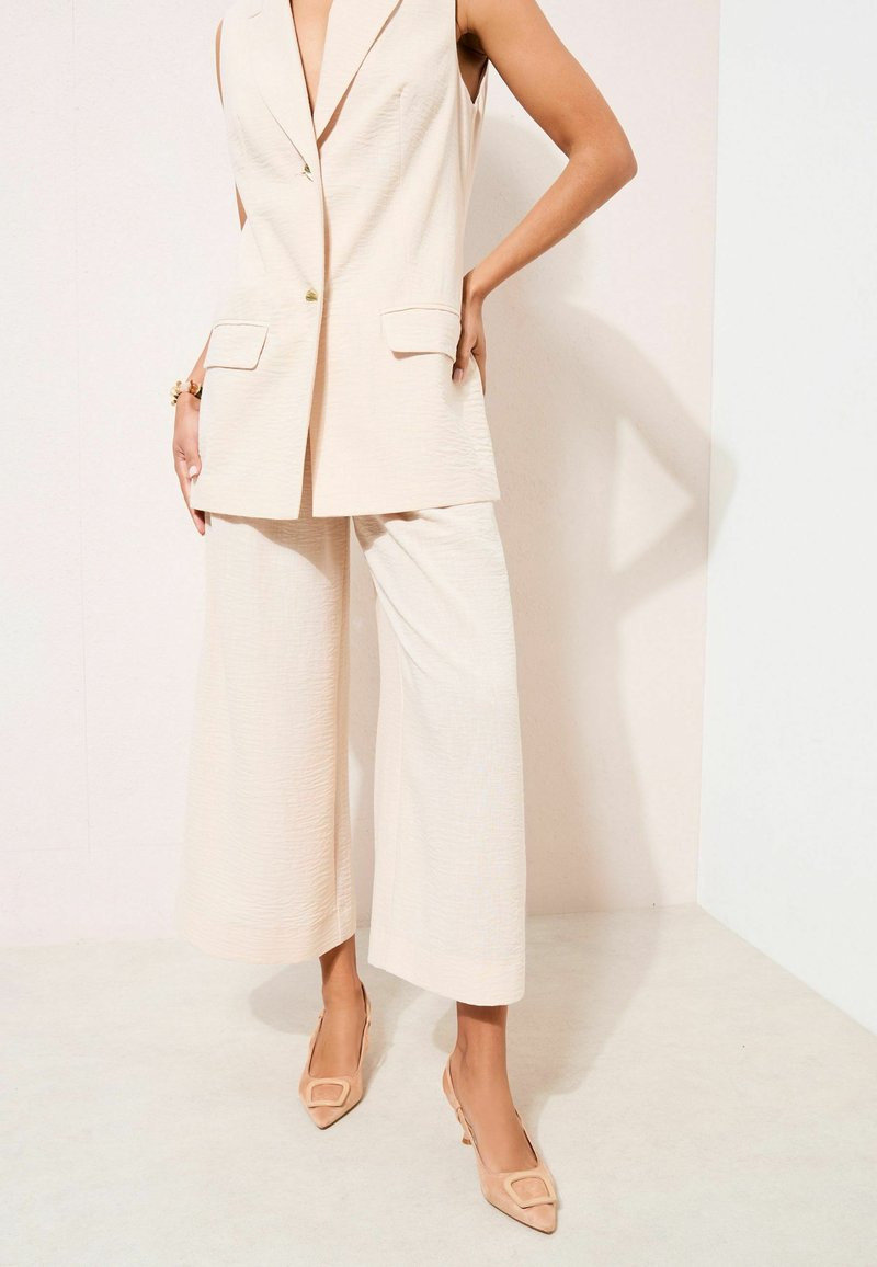 Nude Slingback Heels Outfit Idea Nude Slingback Heels Outfit Idea — Slingback Heels Outfits 2027