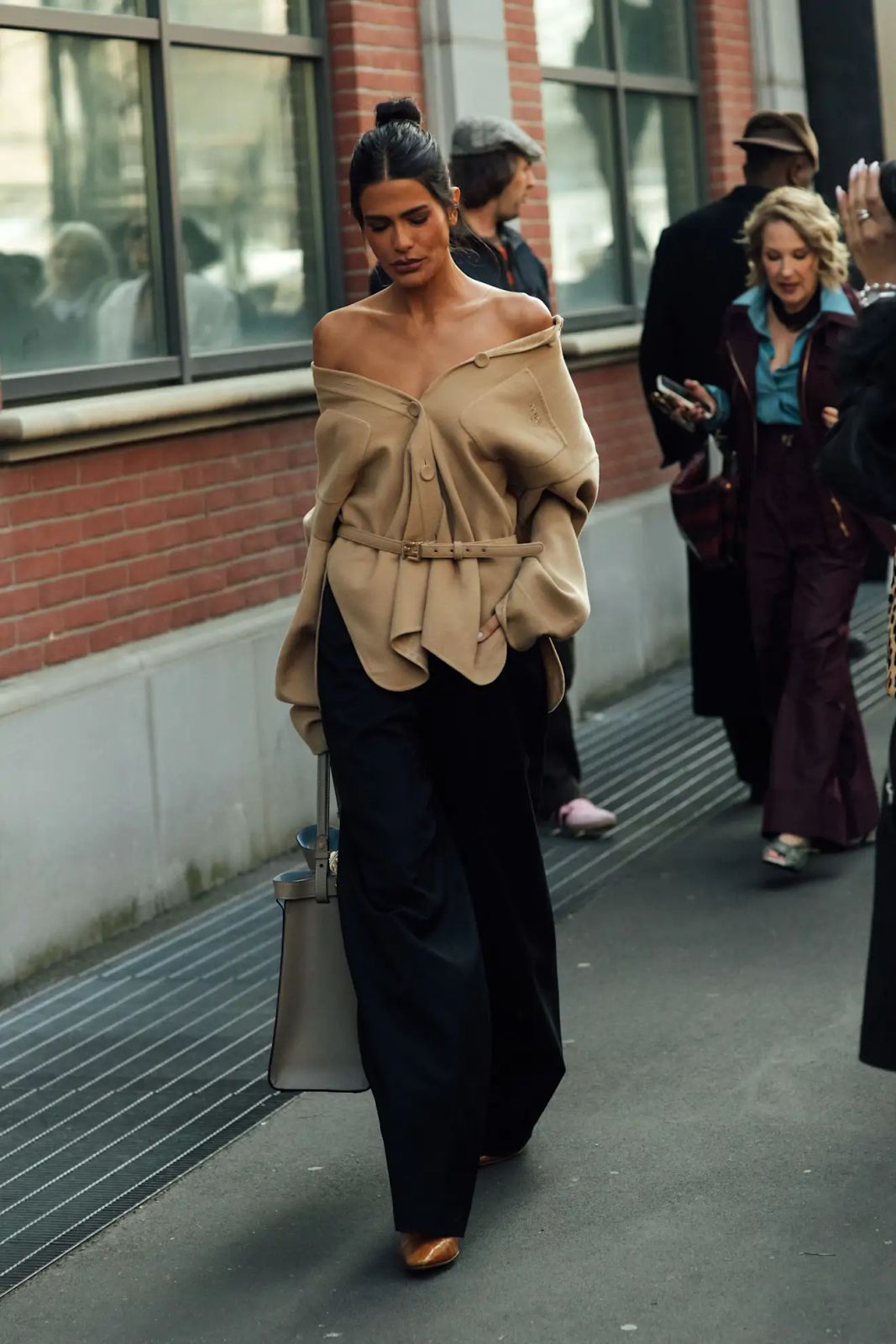 Off-the-Shoulder Cardigan with Wide-Leg Trousers for Casual Chic Off-the-Shoulder Cardigan with Wide-Leg Trousers for Casual Chic — Italy Outfits 2027